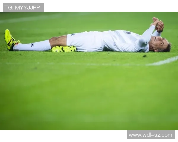 当足球球星在球场上突然跳起舞蹈全场爆笑掌声不断